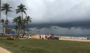 Nuvens escuras voltam a assustar moradores de Salvador