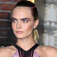 cara delevingne matches her makeup with