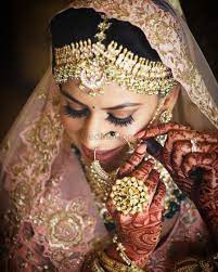 gold makeup and gold jewellery