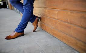 how to wear blue pants and brown shoes