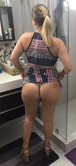 MILF flashing some ass before dinner