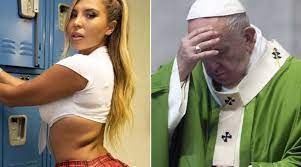 Pope Francis liked the photo of a half-naked model - masiup