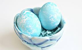 А след боядисване е добре повърхността на яйцата да се обтрие с памуче натопено в малко. Novi Nachini Za Boyadisvane Na Yajca S Bita Smetana I Salfetka