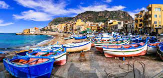 Village De Pêche Traditionnel Aspra Avec Les Bateaux Colorés En Sicile  Image éditorial - Image du europe, maison: 112617935