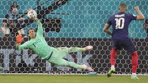 Euro de football : &quot;J'ai échoué&quot;, la réaction de Kylian Mbappé après son penalty raté face à la Suisse