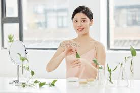 Women Use Aloe Vera Gel For Skin Care Picture And HD Photos | Free Download  On Lovepik