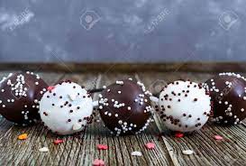 ケーキポップ。白と黒のチョコレート釉薬の甘いお菓子は、木製の背景にスティックに。食べ物の背景。の写真素材・画像素材 Image 98136874
