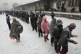 Risultati immagini per migranti in fila a belgrado