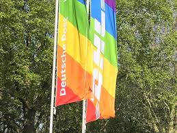 Auch die umweltschutzorganisation greenpeace verwendet das regenbogensymbol auf flaggen. Paketzentrum Hisst Am Montag Regenbogenflagge Speyer Die Rheinpfalz