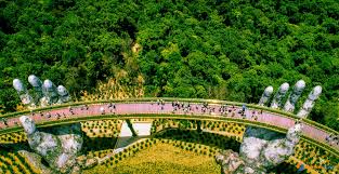 To come here, you have to buy ticket that is valued for not only the bridge but also the 2 way cable, the wine cellar, le jardin gardens and most games in fantasy park. Ganztags Tour Golden Bridge Ba Na Hills Airbnb