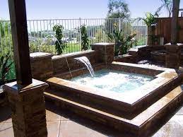 Das whirlpool kombiniert die entspannende wirkung einer badewanne und einer massage in einem. Whirlpool Im Garten Integrieren 39 Ideen Fur Gartengestaltung Mit Jacuzzi