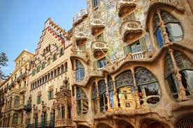Resultado de imagen de edificio la pedrera en barcelona