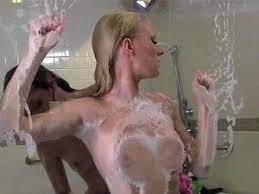 Blondi lesben sex nackt nass in der dusche