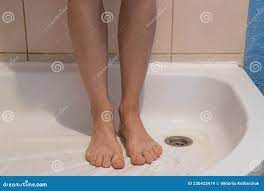 девушка в душе дома купается в душе в душе Стоковое Изображение -  изображение насчитывающей ливень, персона: 230423419