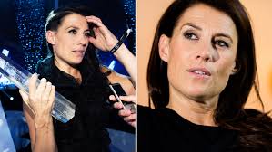 She performed the melodifestivalen 1998 contest winning song kärleken är (eternal love), and represented sweden at the eurovision song contest 1998 with that song. Jill Johnson To Change Life After Meeting New Love Onties Com