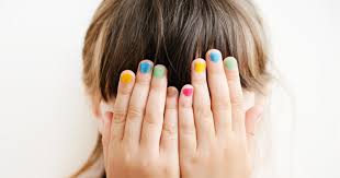 Las uñas de las manos y los pies dicen mucho de nuestra personalidad, por ello vamos a centrarnos en enseñarte cómo pintarse las uñas: Esmalte Para Ninas Consecuencias De Pintarse Las Unas Y Cuidados America Noticias