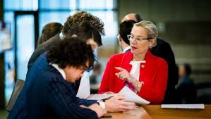 Sigrid kaag worked for shell international in london between 1988 and 1990 and at the un political affairs section of the ministry of foreign affairs from 1990 to 1993. Minister Kaag Koestert Eerder Het Politiek Activisme Van Ngo S Dan Een Diplomatiek Departement De Volkskrant