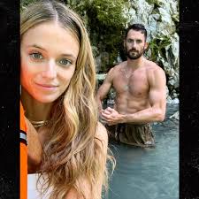 Kevin love's model girlfriend kate bock is on the mend following a recent hospitalization. Kevin Love Flexes Shredded Six Pack On Vacay With Model Gf Kate Bock