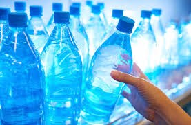 Devrait-on se méfier de l'eau en bouteille plastique? - Planete sante