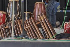 Suling merupakan alat musik tradisional dari jawa barat yang ditiup, suara yang dikeluarkan suling sangat cocok jika dipakukan dengan alat musik yang lain. Alat Musik Calung Khas Kuningan Jawa Barat