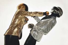 Many people may be wondering what daft punk, who recently took home four grammys, look like without. Cxzuetavr3n10m