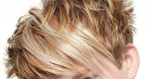 Stufig geschnittene haare verleihen optisch viel volumen und dezent gesetzte strähnchen bringen leben in die frisur. Fransige Frisuren Unsere Top 25 Im Januar 2021 Friseur Com