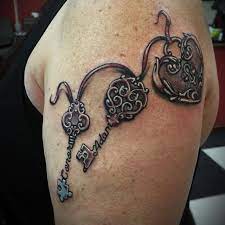 Lock and key tattoo on hands. 85 Beste Lock And Key Tattoos Designs Bedeutungen 2019 Tatowierungen Wurden Fur Eine Weile Nur Als St Key Tattoos Tattoos For Daughters Key Tattoo Designs