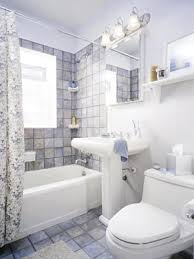 Когато става дума за идеи за организиране на много малка баня, не можете да пренебрегнете ценното пространство над тоалетното казанче. Hitri Idei Za Malkite Bani Comfort Bg