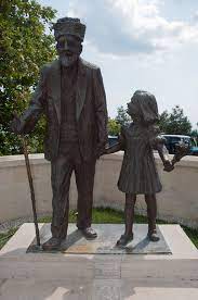 File:Statue of the last Turkish Gallipoli survivor, Hüseyin Kaçmaz with his  granddaughter.jpg - Wikimedia Commons