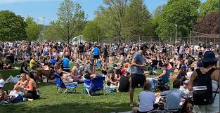 It extends from queen w to dundas street west to the north, with gorevale on east and crawford/shaw to west. Crowds In Trinity Bellwoods Park On Saturday Unacceptable Officials Say News