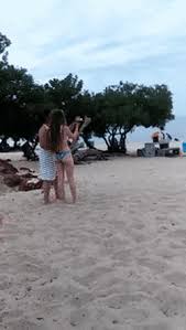 Meninas dançando ao som do roberto carlos na festa do rancho açoriano. Bailando En La Playa 12 Anos Dancando Na Praia Menina Gif Gfycat