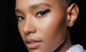brushstroke eyeliner trend