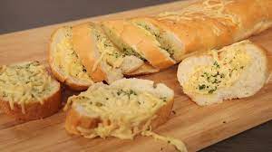 Bagietki z masłem czosnkowo-ziołowym i serem - CANAL+ KUCHNIA