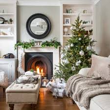Just because you live in a small space, doesn't mean you can't deck the halls. 27 Christmas Living Room Decorating Ideas To Get You In The Festive Spirit