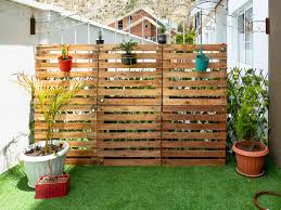 18 pallet fence ideas that cost next to