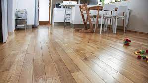 Lantai kayu keras adalah, seperti namanya, diperbuat daripada 100% batang kayu tulen. 4 Perbedaan Lantai Kayu Vinyl Mana Lebih Cocok Untuk Rumah Minimalis
