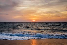 Un bagno al tramonto, il cielo infuocato, uno scatto a filo d'acqua…. Luchshie Plyazhi Hersonskoj Oblasti Funtripto Spiaggia Al Tramonto Alba Sulla Spiaggia Tramonto Sull Oceano