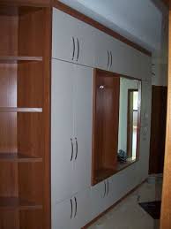Коридорът по правило е малка стая, чието подреждане трябва да се подхожда компетентно и замислено. Vgraden Garderob V Koridora Google Trsene Locker Storage Furniture Kitchen Cabinets
