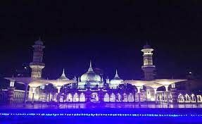 Overlooking the klang river, it offers breathtaking photo opportunities for travellers due to the combination of ancient moorish, islam and mughal architectural styles. Serunya Wisata Masjid Jamek Kuala Lumpur Serasa Di Masjid Nabawi Okezone Travel