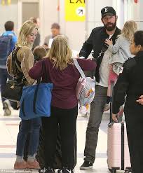 Emily blunt was spotted on sunday celebrating mother's day with husband john krasinski and their two kids hazel, four, and violet, two, in hawaii. Emily Blunt And John Krasinski Carry Kids At Jfk Airport Daily Mail Online