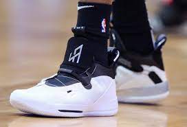 The portland t rail blazers star has been a nike athlete for a while, but according to one digital reporter for the team, he is now under the air jordan umbrella. Nba Sneakers Of The Night Damian Lillard Luka Doncic Lamarcus Aldridge Hoopshype
