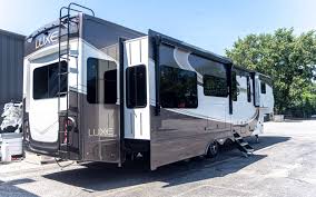 projects luxe fifth wheel