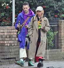 Fka twigs says 'unmeshing' from robert pattinson helped her know herself better. Fka Twigs Exclusive Singer Pictured For The First Time Since Accusing Ex Shia Labeouf Of Abuse Eminetra New Zealand