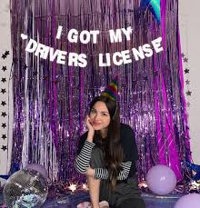«drivers license» — дебютный сингл американской певицы оливии родриго, вышедший 8 января 2021 года на лейблах interscope records и geffen records. Olivia Rodrigo Reveals What Inspired The Idea Of Drivers License