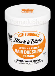 Opening the twist off lid, you get a slight aroma of vanilla. Black White Lite Pomade Gross Pomadeshop