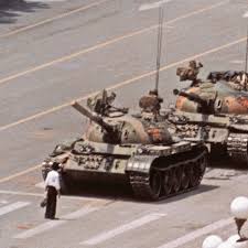 Widener, a photographer with the associated press, was focusing his camera on a line of tanks in beijing's tiananmen square when out of the blue came this man in a white shirt and dark trousers, carrying what appeared to be shopping. Der Tank Man Und Seine Geschichte Ndr De Geschichte