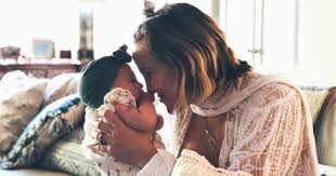 Mom, daughter, sister, friend, lover, worker 🐝 and cosmic investigator 💫 @fabletics @kingstvodka @tobeinbloom @siblingrevelry linktr.ee/katehudson. Kate Hudson S Genderless Approach To Raising Baby Girl Actress And Boyfriend Danny Fujikawa Named Daughter After Fujikawa S Father Cbs News