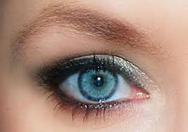 makeup for blue eyes to define the look
