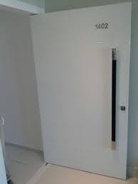 Tem 81cm e 90cm, o rebaixo para o tapete entre portas de 4cm, provoca um desnível. Like Brazil Porta Pivotante Com 1 20m De Largura Facebook