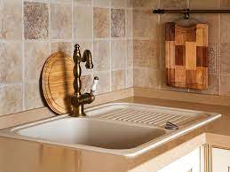 The warm colors and varying finishes of travertine tiles offer plenty of options when it comes to choosing a design for your backsplash. Travertine Backsplashes Pictures Ideas Tips From Hgtv Hgtv